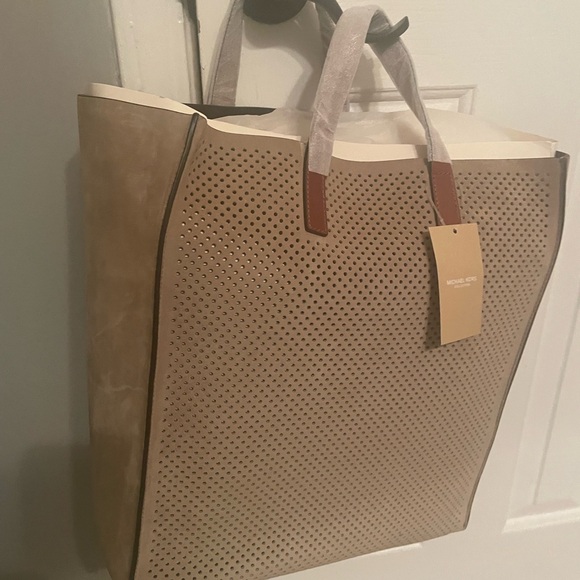 NWT BEAUTIFUL EXCLUSIVE MICHAEL KORS Collection large genuine leather sand tote. - Picture 2 of 9